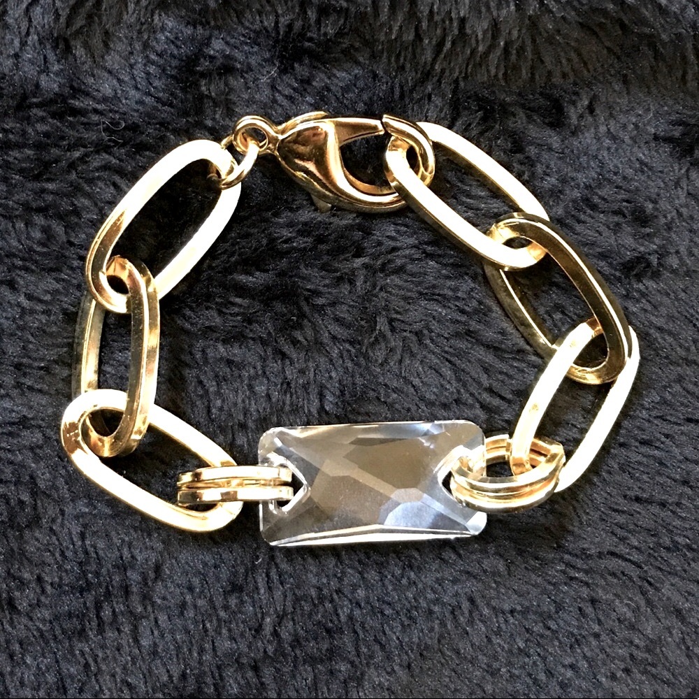 Gold tone link bracelet with single faceted glass